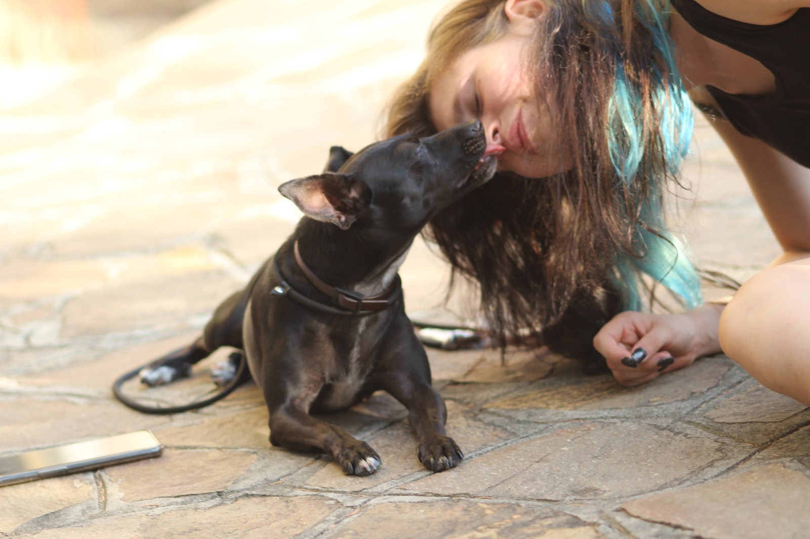 Gemma coccola un cane